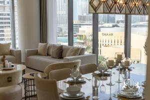 迪拜Westminster Boulevard Point的客厅配有沙发和桌椅
