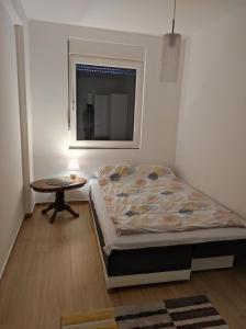 瓦列沃Nina的一间卧室配有一张床和一张桌子及窗户