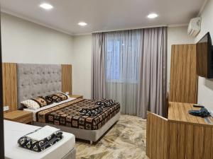 格连吉克Akropol的酒店客房设有两张床和电视。
