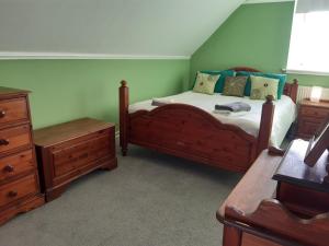 TillicoultryCarvetii - Halite House - 3 bed House sleeps up to 5 people的一间卧室配有木床和梳妆台