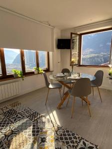 滕诺Garda View Apartment的客厅配有桌椅和窗户。