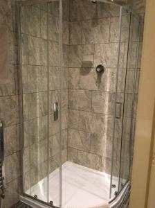 布莱克浦天秤酒店的淋浴间设有玻璃淋浴间门