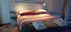 San Giovanni in GaldoVia Roma 81的一间卧室配有带毛巾的床