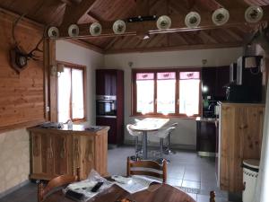 Saint-Quentin-Lamotte-Croix-au-BaillyLe chalet的一间厨房,里面配有桌椅