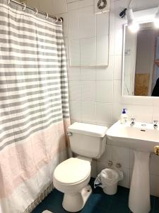 科金博Hostal Playa Peñuelas的浴室配有白色卫生间和盥洗盆。