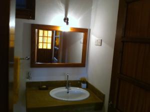 阿努拉德普勒小天堂旅游宾馆度假屋的一间带水槽和镜子的浴室