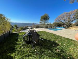 蒙托鲁Villa Horizon - Piscine privée的游泳池旁草地上的野餐桌