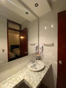 圣玛尔塔Hotel Casa Bethel的一间带水槽和镜子的浴室