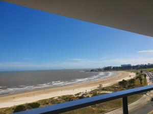 蒙得维的亚Modern apartment first line beach Montevideo UY的阳台享有海滩美景。