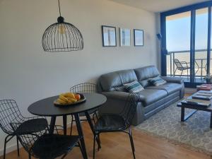 蒙得维的亚Modern apartment first line beach Montevideo UY的客厅配有沙发和水果桌