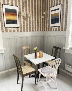 瓦尔河谷Valldal Fjord Lodge B&B的一间配备有白色桌椅的用餐室