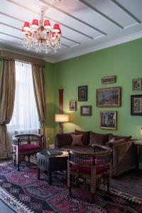 干尼亚奥图庄园旅馆的带沙发和吊灯的客厅
