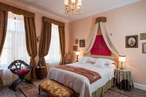 干尼亚奥图庄园旅馆的一间卧室配有一张大床和一个吊灯。