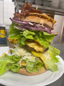 内森尔旺兰德加斯霍夫足奥坦莱辛巴赫酒店的盘子里放生菜和培根的大三明治