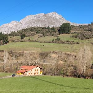 多摩Casa Santa Leocadia的山地房子