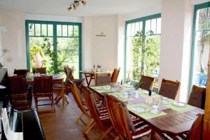 沃尔加斯特Pension Landhaus Teichgraf的用餐室设有桌椅和窗户。
