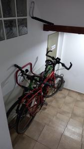 克鲁兹·德·特赫达Apartamentos el Motor Tejeda的停在墙上的自行车