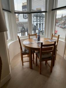 莫法特Home with a view的配有大窗户的客房内的桌椅