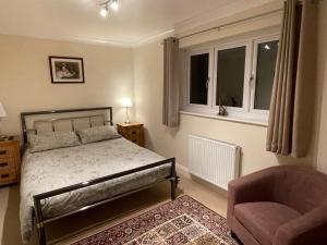 布罗肯赫斯特Graceland Farm B&B的卧室配有床、椅子和窗户。
