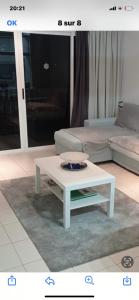 卡亚俄萨尔瓦赫Superbe appartement avec vue sur l océan的客厅配有沙发和白色咖啡桌