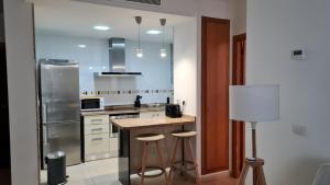 瓦伦西亚BEACH VALENCIA 13 - Luxury Beachfront Apartament的厨房配有柜台和冰箱。