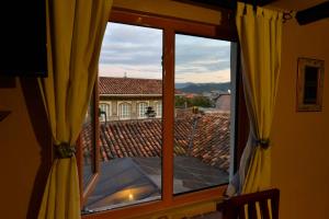 昆卡Hotel Posada del Angel的享有屋顶景致的窗户