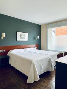 艾丝黛拉耶尔丽酒店的一间卧室设有两张床和绿色的墙壁