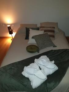 萨尔特-雷斯温泉La Mara Élo的床上有两双内衣和毛巾