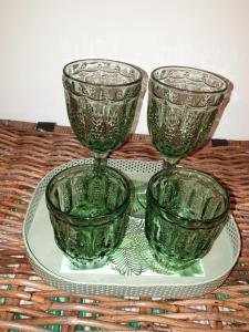 萨尔特-雷斯温泉La Mara Élo的桌上的三杯绿玻璃杯