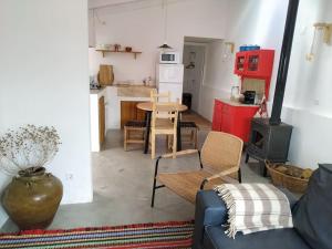 阿尔热祖尔Casa Pe do Castelo的带沙发的客厅和带炉灶的厨房。