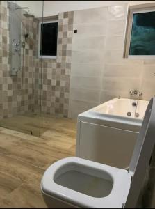 阿克拉AlanVal Suites的浴室配有卫生间、盥洗盆和淋浴。