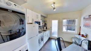 摩押Moab Flats #2的一间厨房,配有白色家电和桌椅