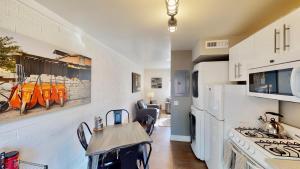 摩押Moab Flats #6的厨房配有白色冰箱和桌子