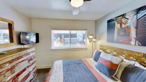 摩押Moab Flats #3的一间卧室配有一张床和一台平面电视