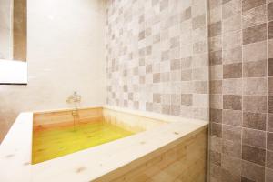 坡州市Paju Golden Hill的浴室铺有木地板,配有浴缸。