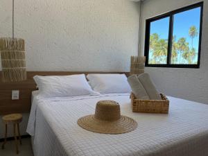佩德拉斯港Patacho Beach - Milagres - Rota Ecológica的一间卧室,配有一张带稻草帽的床