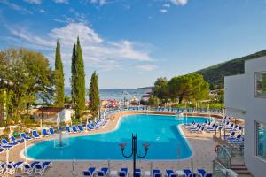 Hotel Mimosa Lido Palace - Maslinica Hotels & Resorts内部或周边的泳池