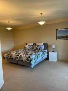 克伦威尔Arthur's House at Carrick Winery的一间卧室配有一张床和两个灯