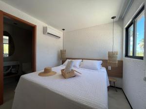 佩德拉斯港Patacho Beach - Milagres - Rota Ecológica的一间卧室,配有一张带稻草帽的床