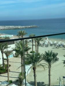 富查伊拉luxury sea view Address Hotel apartment Fujairah的享有棕榈树海滩和大海的景色