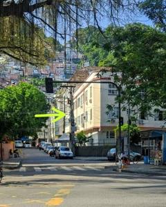 里约热内卢Quitinete ACONCHEGANTE的一条城市街道,空中有黄色物体