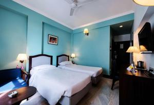 兰奇国会大厦公寓酒店的酒店客房设有两张床和电视。