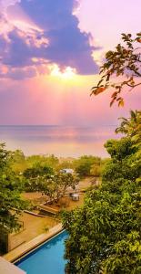 孟买EKO STAY- Tropical Villas的享有游泳池的海景