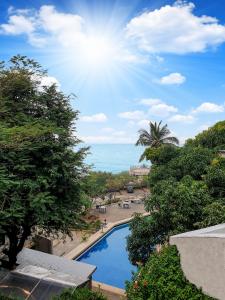 孟买EKO STAY- Tropical Villas的享有游泳池和大海的景色