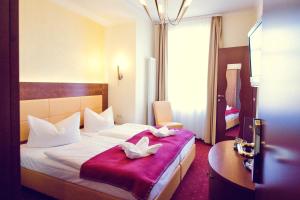 莱比锡Hotel Arena City的酒店客房,配有带两条毛巾的床