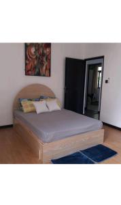Centre de FlacqSunrise Sensation holiday home.的一间卧室配有一张大床和木制床头板