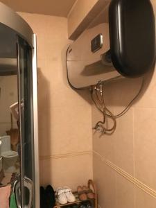 苏呼米Квартира с удобствами的浴室设有淋浴、镜子和鞋子