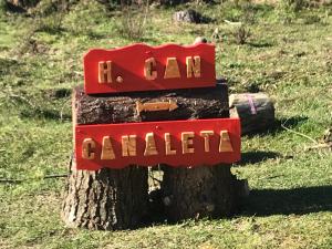 圣科洛马·德法尔Can Canaleta Hotel Rural的树 ⁇ ,标有读阿拉伯丁的标志