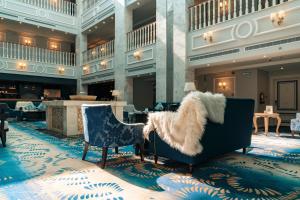 欧奈宰Gulanar Hotel的酒店大堂设有两把椅子和一张沙发