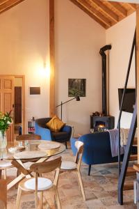 阿古洛Sustainable Rural House La Lisa Dorada的客厅配有蓝色的沙发和桌子